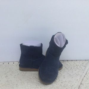 I’m selling dark blue uggs in perfect condition. These are a size 6 in us